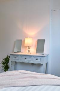 Cosy Nook - 3 Bedroom Retreat with Private Garden, Parking and Media Wall