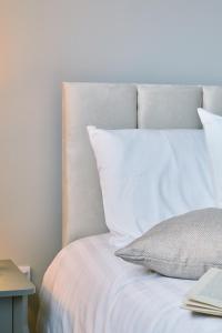 Cosy Nook - 3 Bedroom Retreat with Private Garden, Parking and Media Wall