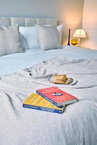 Cosy Nook - 3 Bedroom Retreat with Private Garden, Parking and Media Wall