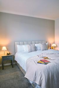 Cosy Nook - 3 Bedroom Retreat with Private Garden, Parking and Media Wall