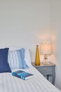 Cosy Nook - 3 Bedroom Retreat with Private Garden, Parking and Media Wall