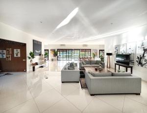 Luxury 4-Bedroom Pool Villa in Canggu - 7 mins to Beach