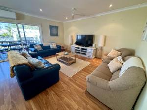 Open Plan Coastal Beauty in Patonga Beach