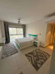 شالية في أميز موقع بمارينا مراسي غرفتين و حمامين فيو علي حمام السباحة مباشرة قريب من ممشي المارينا بمراسي