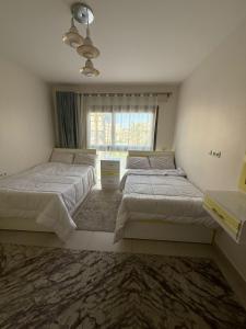 شالية في أميز موقع بمارينا مراسي غرفتين و حمامين فيو علي حمام السباحة مباشرة قريب من ممشي المارينا بمراسي