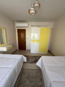 شالية في أميز موقع بمارينا مراسي غرفتين و حمامين فيو علي حمام السباحة مباشرة قريب من ممشي المارينا بمراسي