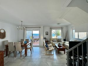 Casares Paradise, Robelca