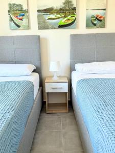 Fifty Shades of Blue 10 sec to sea 5PL 2BD 2BA