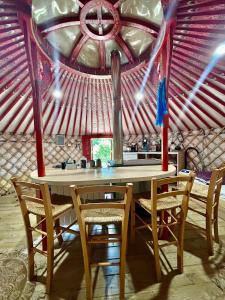 Tentes de luxe Ravissant yourte traditionnelle : photos des chambres