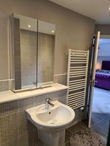 High Standard Double-room near Gatwick Airport