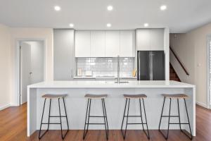 Architectural Home: Near Gorge with Tamar Views