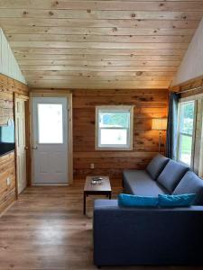 Sea breeze Retreat-Family-Friendly 3BR Waterfront Cottage with Private Deck