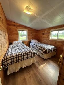 Sea breeze Retreat-Family-Friendly 3BR Waterfront Cottage with Private Deck