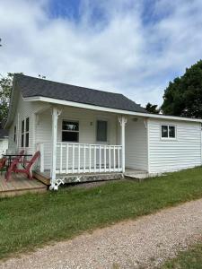 Sea breeze Retreat-Family-Friendly 3BR Waterfront Cottage with Private Deck