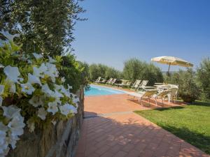 Flat with shared pool and air conditioning
