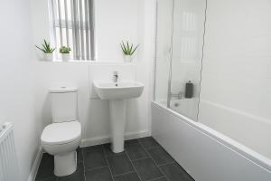 Contractors & Relocators Apartment - Long Stay Savings - Fibre Optic Hi-Speed Wi-Fi - Multiple Free Parking Spaces - Netflix - Guest 4