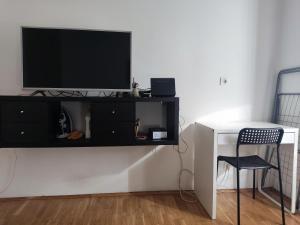 Quiet city center oasis - In the shade of walnut