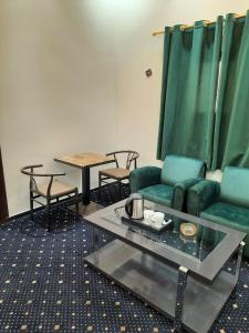 الاماكن لنا للشقق المخدومة-عفيف -الشارع العام -طريق الملك عبد العزيز