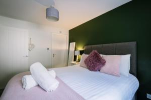 2 bedroom 2 bathroom luxury apartment 1 minute from Lake pet friendly free parking - FREE off-site Health Club access with Pool, Sauna, Steam Room & Gym Short 10 Minute Drive Away