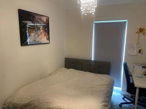 Corby luxury room by d train station