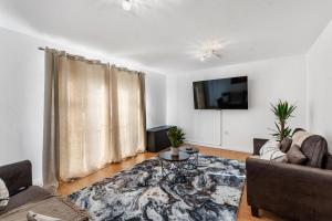Spacious 4-Bed Home Near City Links
