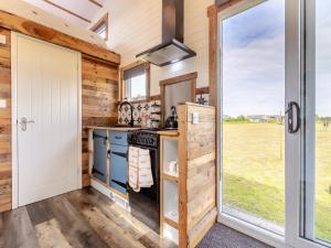 Fox Tiny House- Uk47395