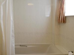 Pirates Cove - Uk44493