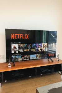 FREE fast Wi-Fi, Netflix & Large Lounge & Balcony!