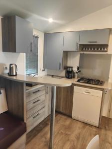 Bungalow 6 pers, proche Europa Park, ménage inclus, en camping avec piscines