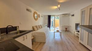 Appartements Studio avec terrasse et vrai lit 160x200cm, independant calme absolu dans maison de famille : photos des chambres