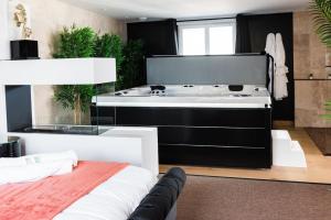 Appartements La Charmeuse, suite luxueuse romantique & spa : photos des chambres