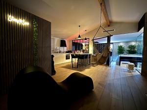 Appartements La Charmeuse, suite luxueuse romantique & spa : photos des chambres