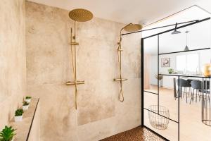 Appartements La Charmeuse, suite luxueuse romantique & spa : photos des chambres