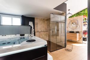 Appartements La Charmeuse, suite luxueuse romantique & spa : photos des chambres