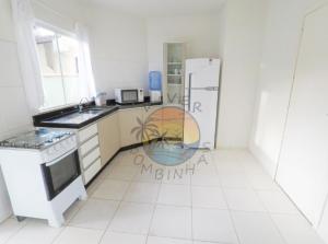 Ampla Casa Zona Central da Praia de Mariscal com 03 Dormitórios