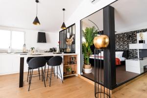 Appartements La Charmeuse, suite luxueuse romantique & spa : photos des chambres
