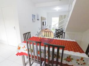 Ampla Casa Zona Central da Praia de Mariscal com 03 Dormitórios