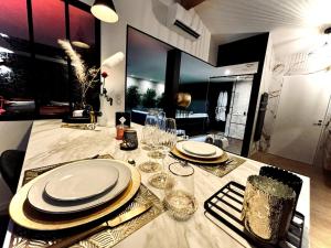 Appartements La Charmeuse, suite luxueuse romantique & spa : photos des chambres