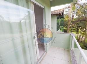 Ampla Casa Zona Central da Praia de Mariscal com 03 Dormitórios