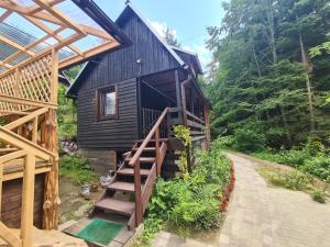 Duży drewniany domek nad rzeką, Obidza 381, Łącko