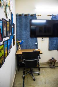 Bollywood Junction 100 inch Cinema Party Couples