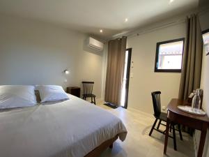 B&B / Chambres d'hotes Chambre d-Hotes Dahlia - Boutenac : photos des chambres