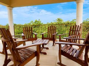 Stylish and Spacious 4BR 5BA 5 minutes from the beach