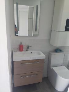 Maisons de vacances Le Clos du Theatre - Villa avec piscine et BBQ pour 8 : photos des chambres