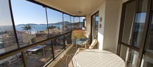 Apartamento com Vista Mar na Zona Central da Praia com 02 Dormitórios