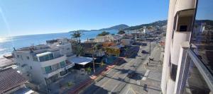 Apartamento com Vista Mar na Zona Central da Praia com 02 Dormitórios