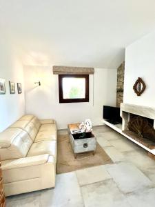 2 bedroom self-contained apartment and swimming pool at Palm Tree Villa