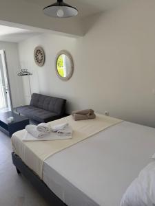 Minimal Cream Apartment Pool-front in Paros