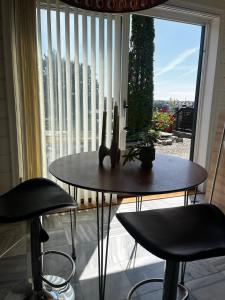 Sentral, romslig og lys leilighet med parkering