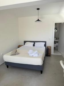 Minimal Cream Apartment Pool-front in Paros